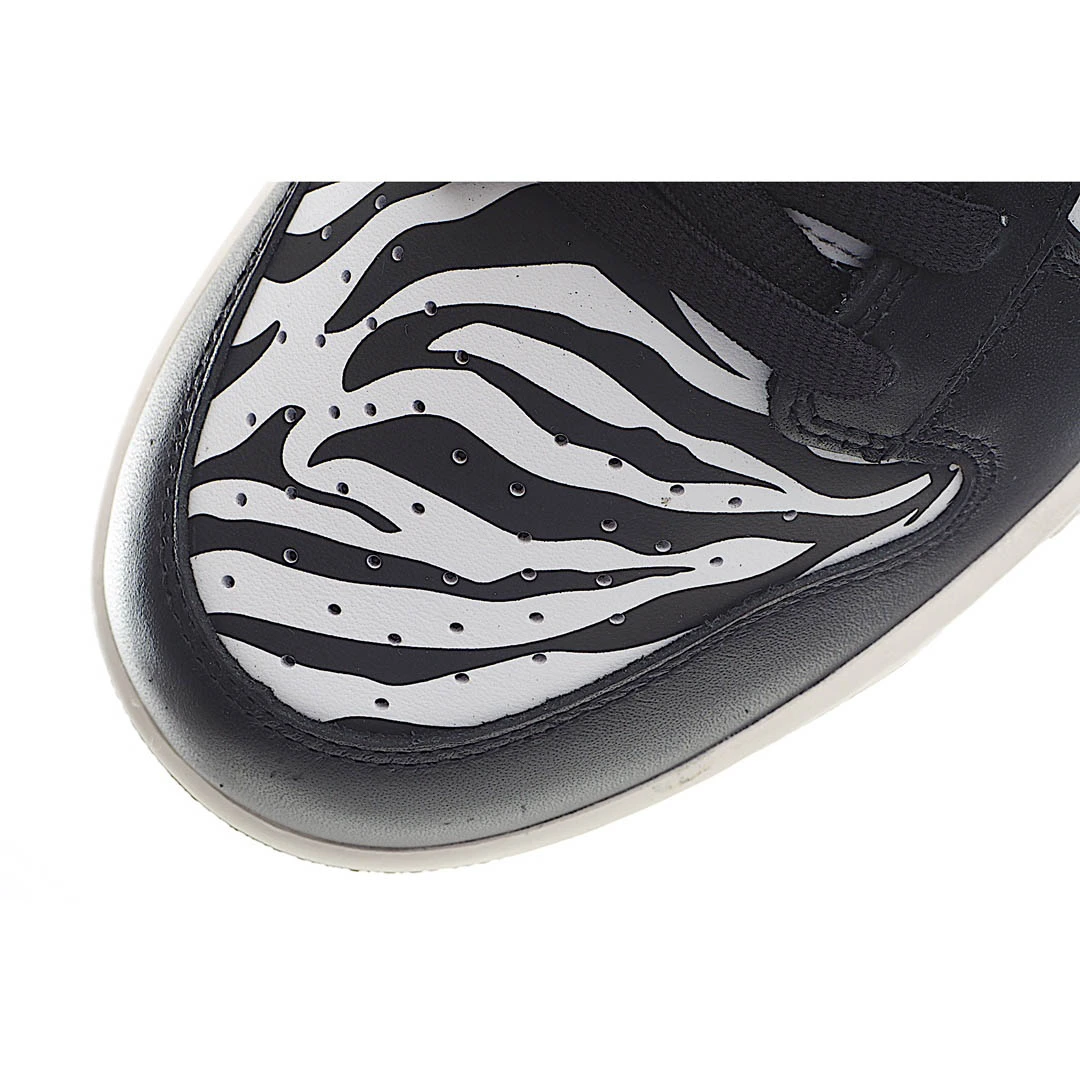 Nike Quartersnacks X Dunk SB Low“Zebra