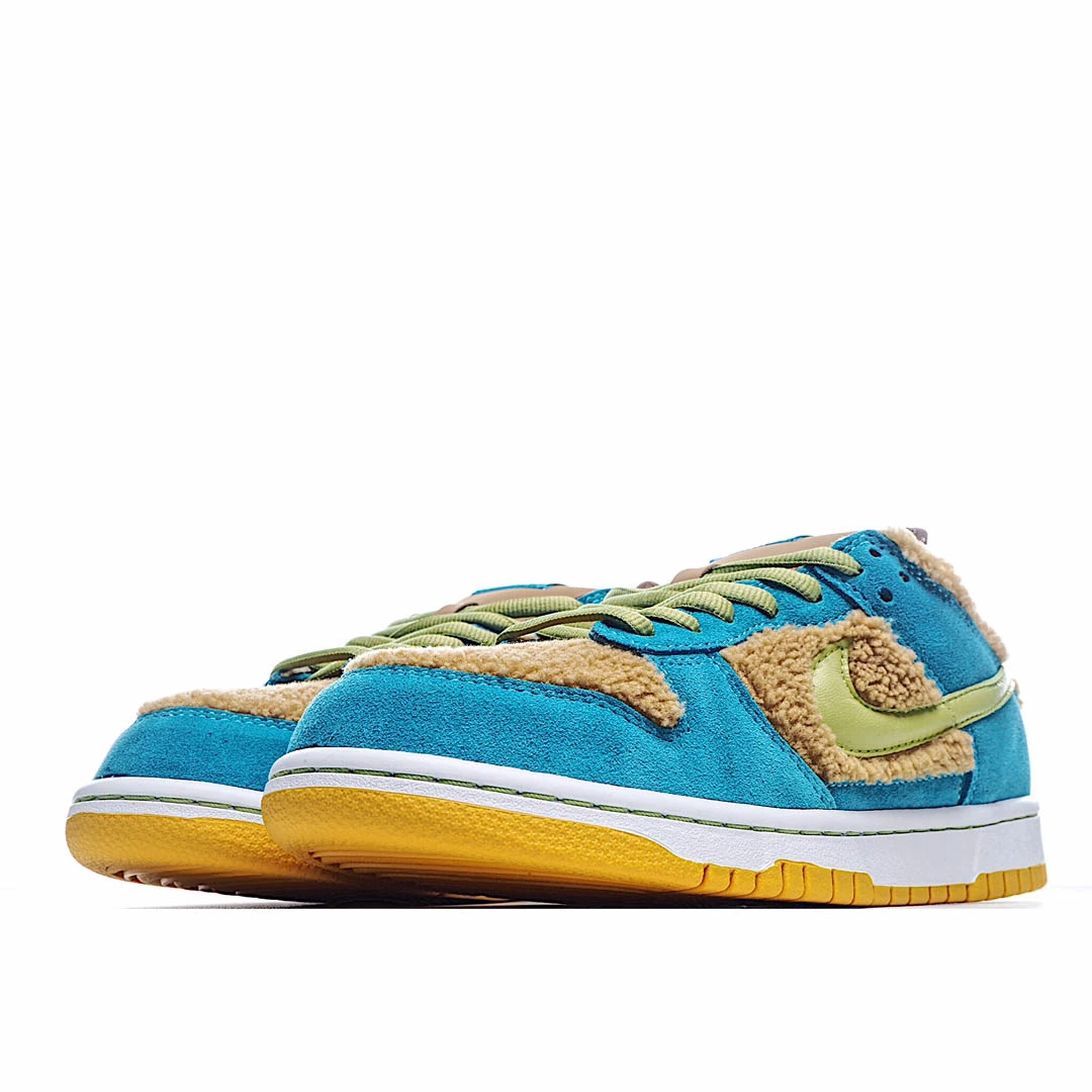 Nike SB Dunk Low Low-Top Sneakers